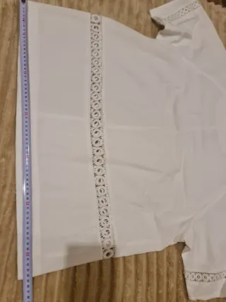 Blusón blanco con detalles de encaje.