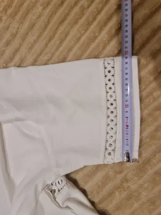 Blusón blanco con detalles de encaje.