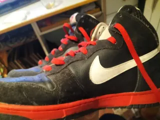 Zapatillas Nike Negras y Rojas