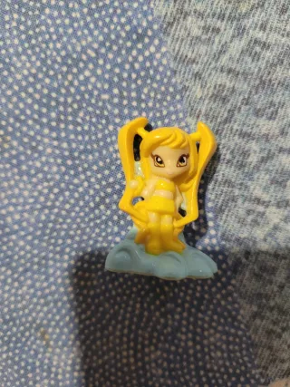 Miniatura fata gialla con base azzurra