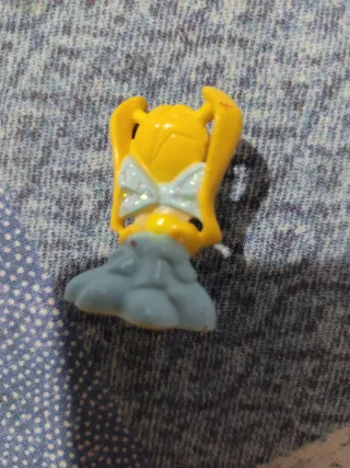 Miniatura fata gialla con base azzurra