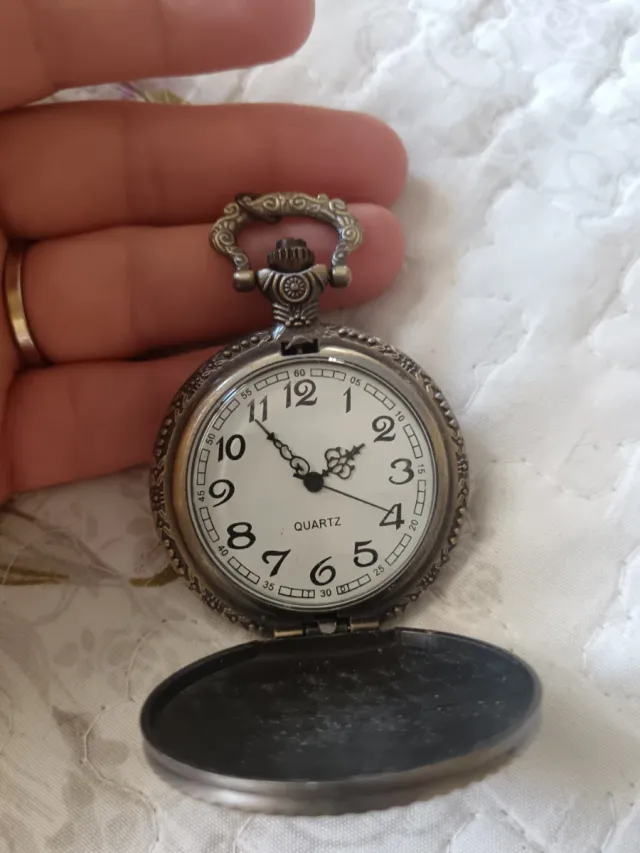 Reloj de bolsillo plateado