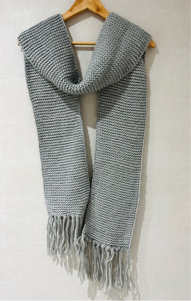 Bufanda gris con flecos