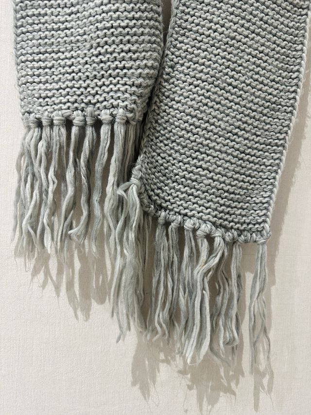 Bufanda gris con flecos