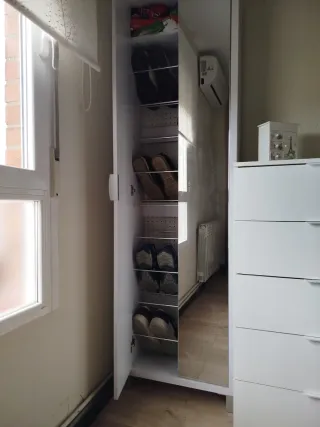 Mesillas, cabecero, zapateros, espejo y cómodas.