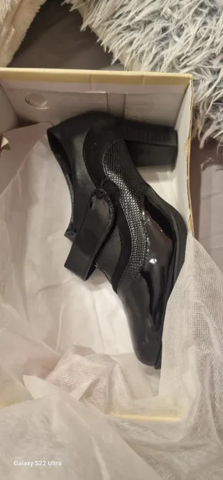 Zapatos de tacón negros nuevos