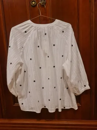 Blusa blanca con topos negros