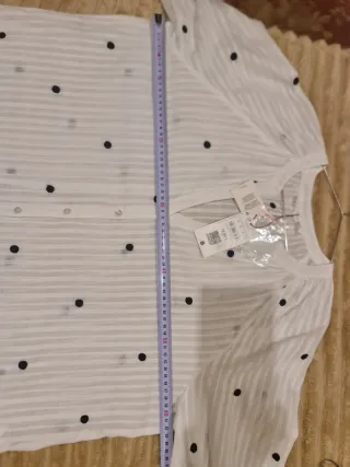 Blusa blanca con topos negros