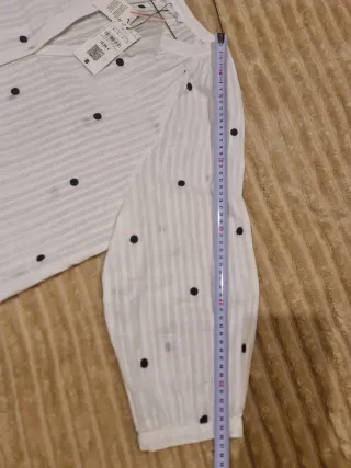 Blusa blanca con topos negros