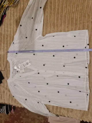 Blusa blanca con topos negros