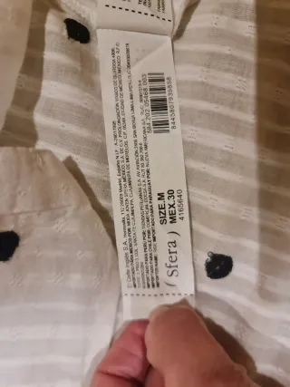 Blusa blanca con topos negros