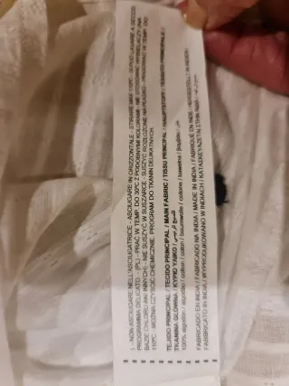 Blusa blanca con topos negros