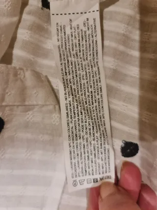 Blusa blanca con topos negros