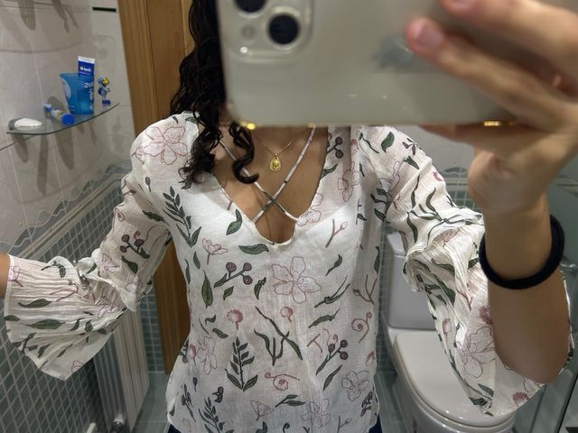 Blusa blanca floral manga acampanada