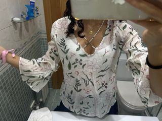 Blusa blanca floral manga acampanada