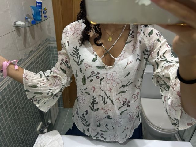 Blusa blanca floral manga acampanada