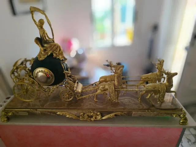 Figura de bronce con renos y carroza