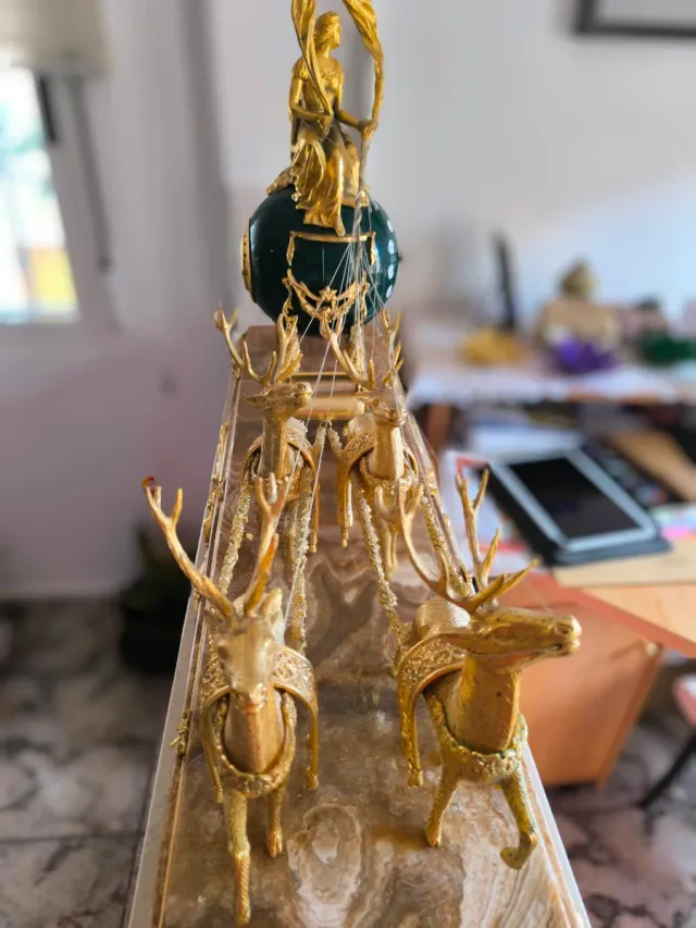 Figura de bronce con renos y carroza