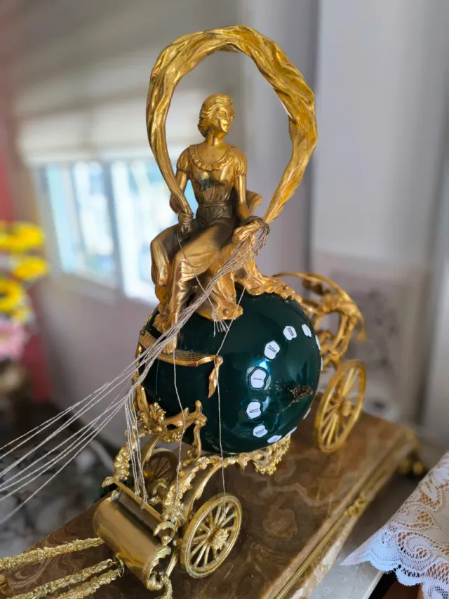 Figura de bronce con renos y carroza