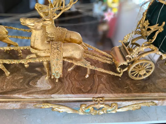 Figura de bronce con renos y carroza