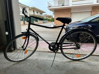 Bicicleta roja con detalles plateados