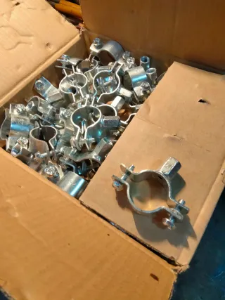 Abrazaderas metálicas reforzadas