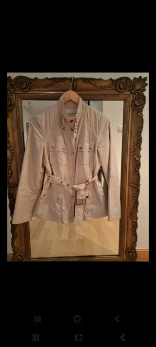 Gabardina corta beige con cinturón