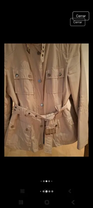 Gabardina corta beige con cinturón