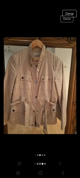 Gabardina corta beige con cinturón