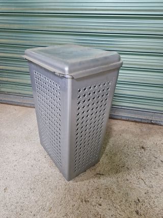 Cesta de plástico gris