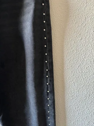 Pantalones vaqueros negros con tachuelas