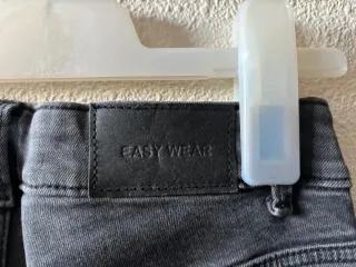 Pantalones vaqueros negros con tachuelas