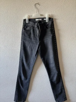 Pantalones vaqueros negros con tachuelas