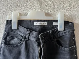 Pantalones vaqueros negros con tachuelas