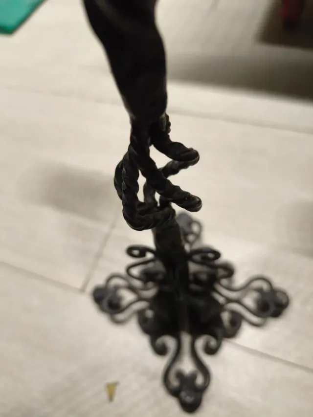 Candelabro de metal negro forjado