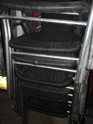 Sillas de terraza metálicas y mimbre