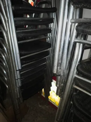 Sillas de terraza metálicas y mimbre