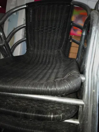 Sillas de terraza metálicas y mimbre