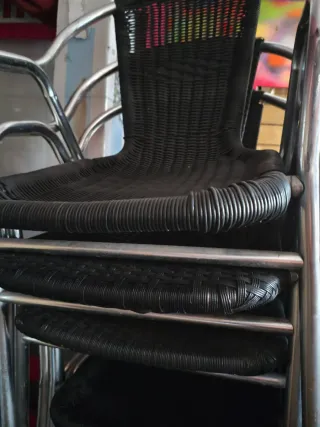 Sillas de terraza metálicas y mimbre