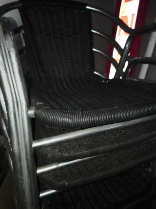 Sillas de terraza metálicas y mimbre