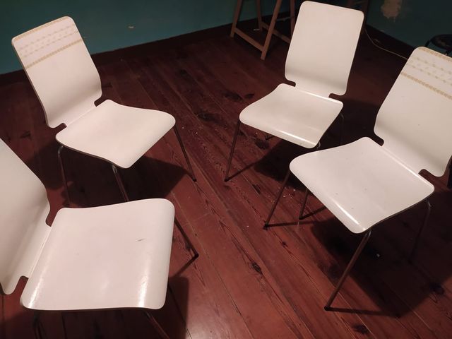 4 Sillas Blancas Metálicas