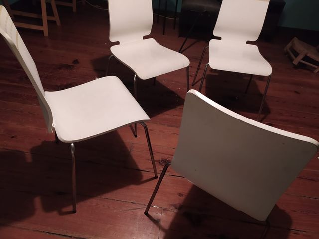 4 Sillas Blancas Metálicas