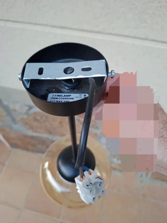 Lámpara colgante cristal ámbar y metal negro