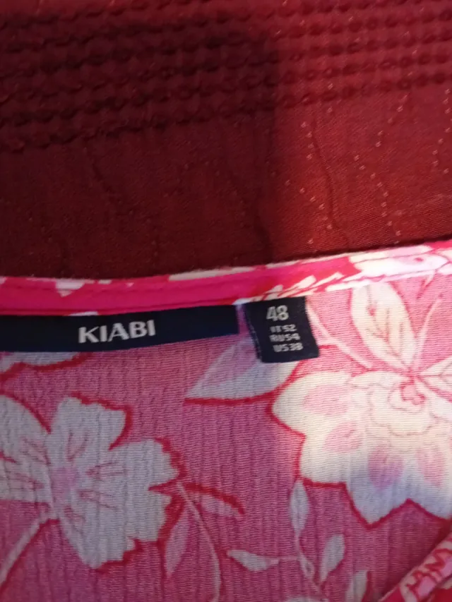 Falda floral roja y rosa