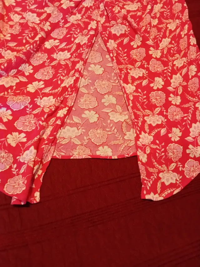 Falda floral roja y rosa