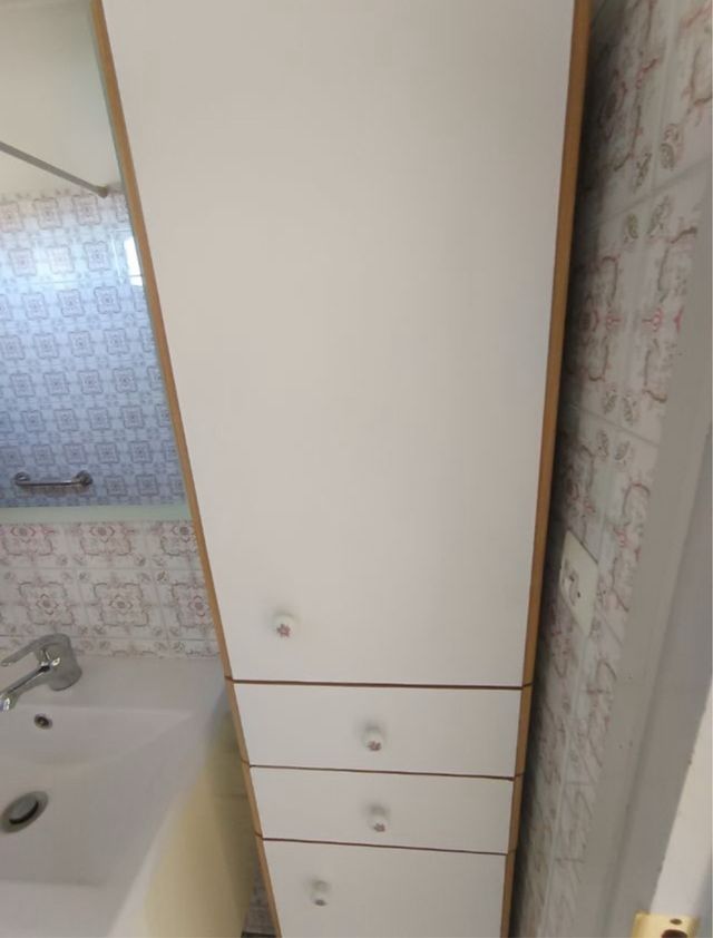 Armario de baño blanco y madera