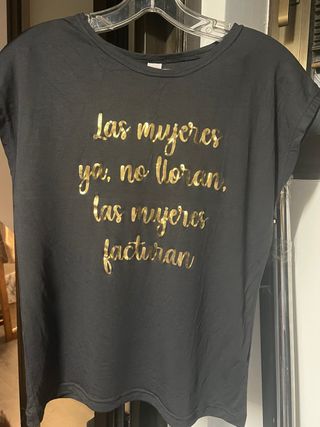 Camiseta negra con texto dorado