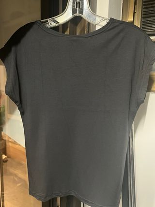 Camiseta negra con texto dorado