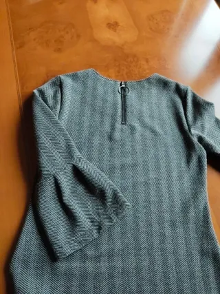 Vestido gris de manga acampanada
