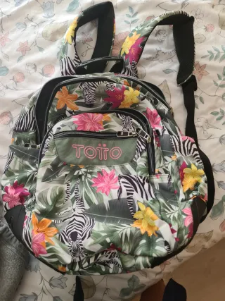 Mochila Totto con estampado tropical